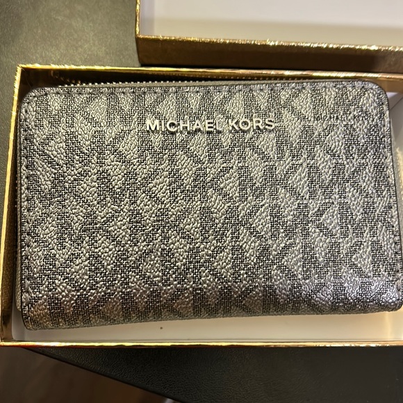 NIB MK Jet Set - Picture 1 of 5